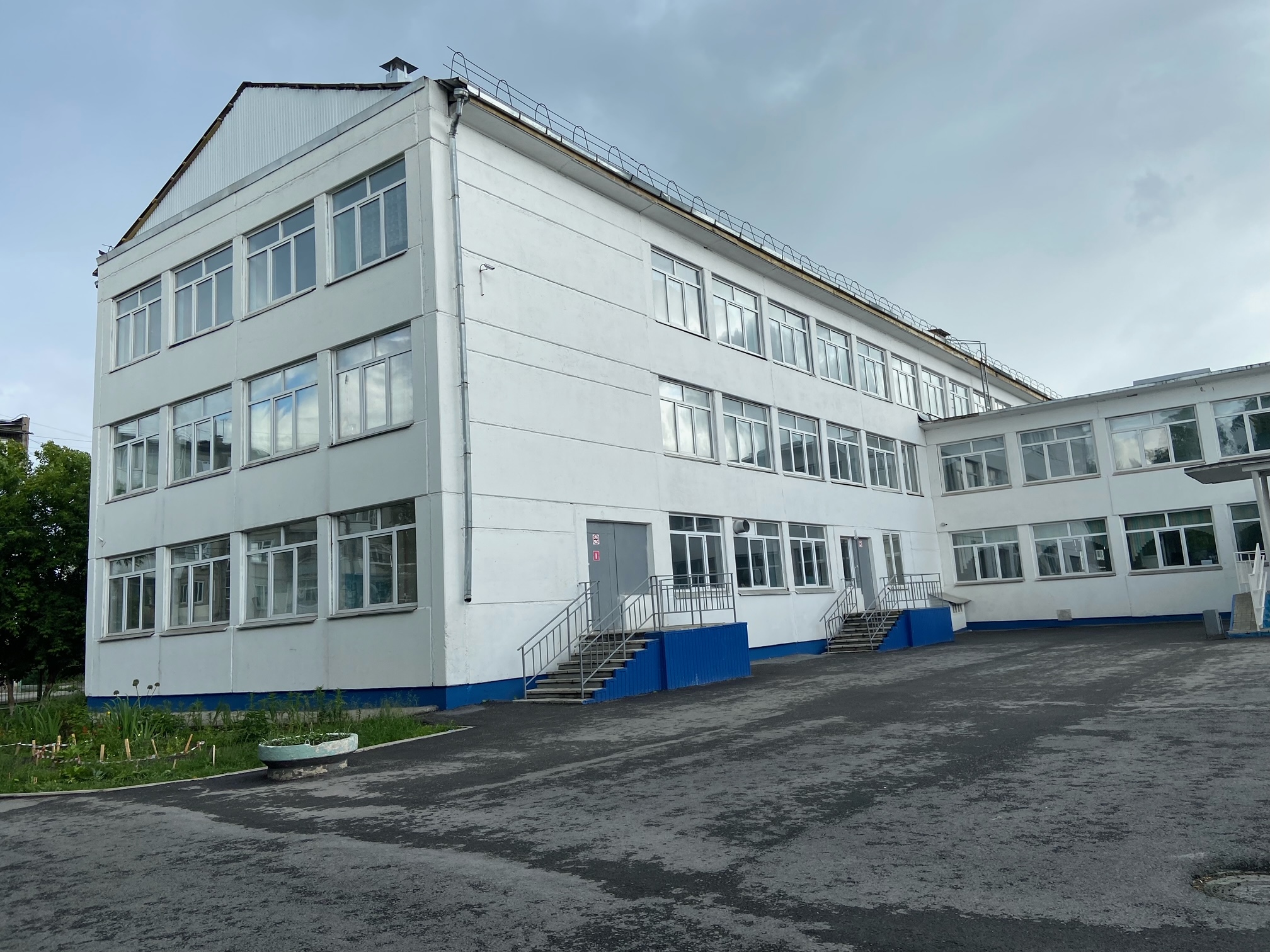 Основное здание школы Основное здание школы